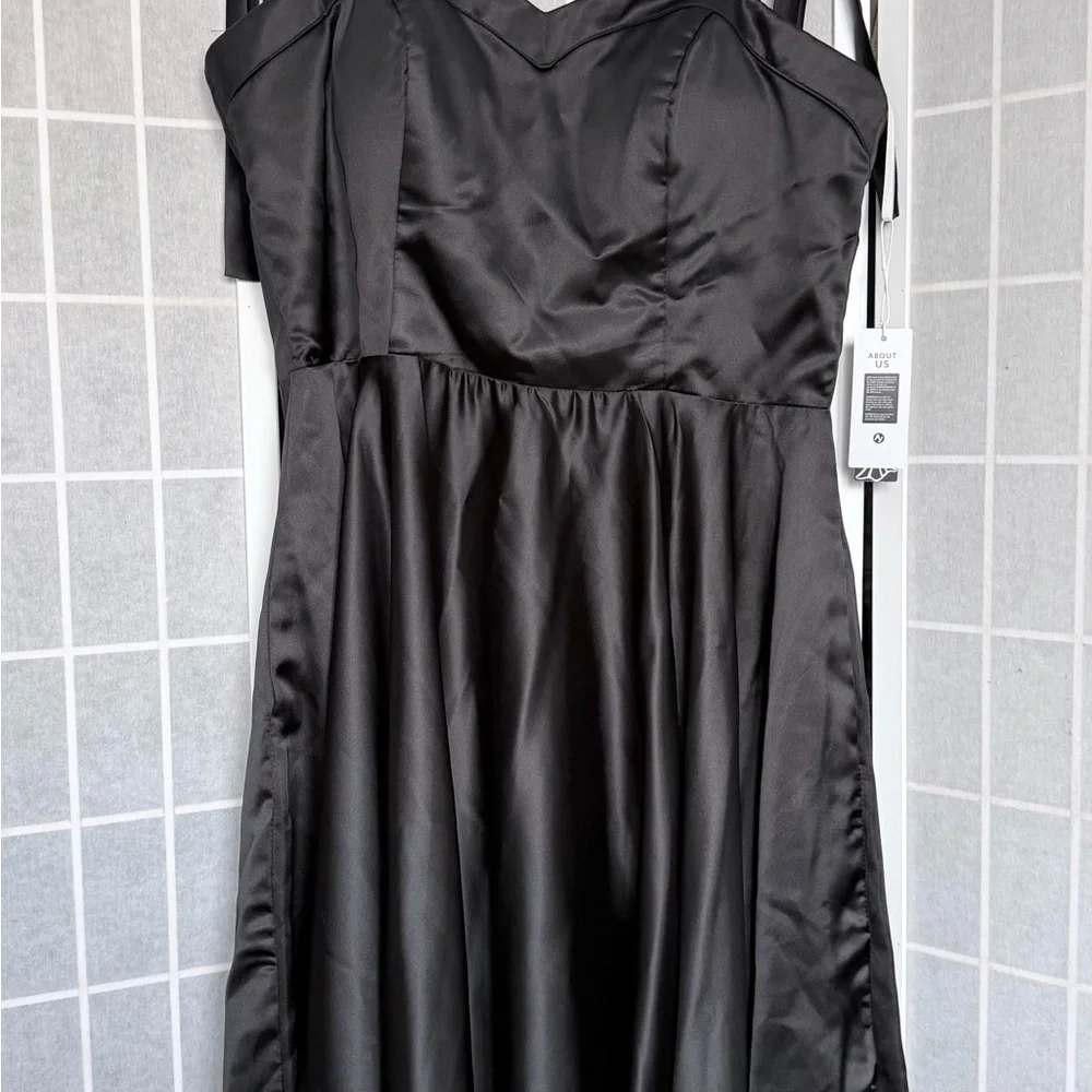 Elegant Black Satin Dress - Picture 12 of 12